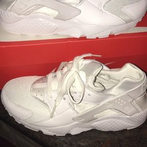 Brand new in Box size 5 YOUTH NIKE HUARACHE